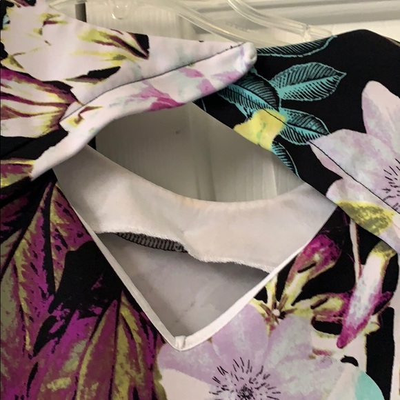 Size medium floral tank with button back - Picture 5 of 5